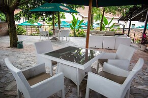 La Villa Cafe & Suites