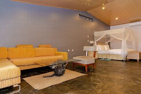 La Villa Cafe & Suites