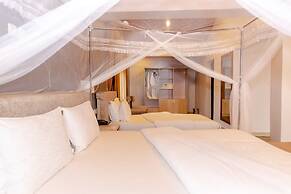 La Villa Cafe & Suites