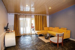 La Villa Cafe & Suites