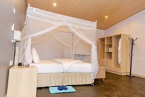 La Villa Cafe & Suites