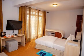 La Villa Cafe & Suites