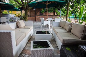 La Villa Cafe & Suites