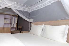 La Villa Cafe & Suites