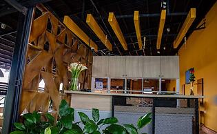 La Villa Cafe & Suites