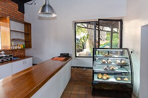 La Villa Cafe & Suites