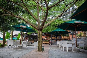 La Villa Cafe & Suites