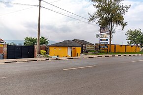 La Villa Cafe & Suites