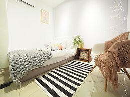 luxury Linguang MRT station