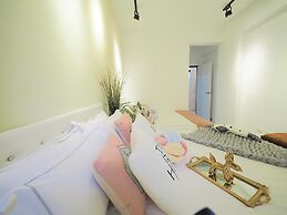 luxury Linguang MRT station