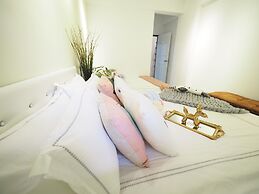 luxury Linguang MRT station