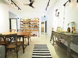 luxury Linguang MRT station