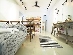 luxury Linguang MRT station