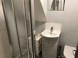 Chalet-sleeps6-parking-garden-pool