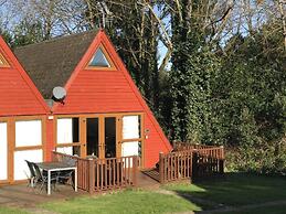 Chalet-sleeps6-parking-garden-pool