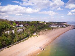 Chalet-sleeps6-parking-garden-pool