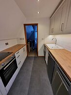 Chalet-sleeps6-parking-garden-pool