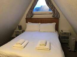 Chalet-sleeps6-parking-garden-pool