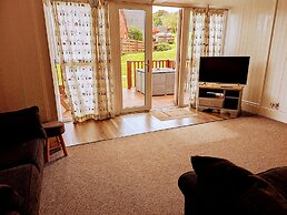 Chalet-sleeps6-parking-garden-pool