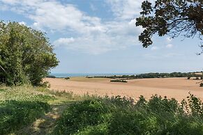 Chalet-sleeps6-parking-garden-pool