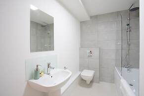 Rest & Recharge Regents CT 2bed For 7