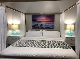 Tideview 44 · Walk TO Convention! Modern. Universal& Disney