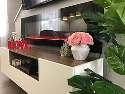 Tideview 44 · Walk TO Convention! Modern. Universal& Disney