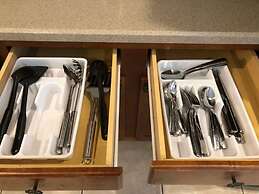 Tideview 44 · Walk TO Convention! Modern. Universal& Disney