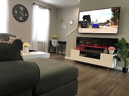 Tideview 44 · Walk TO Convention! Modern. Universal& Disney