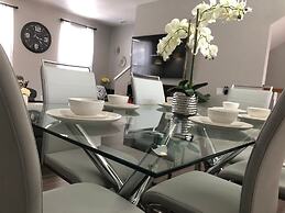 Tideview 44 · Walk TO Convention! Modern. Universal& Disney