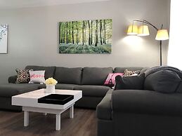 Tideview 44 · Walk TO Convention! Modern. Universal& Disney