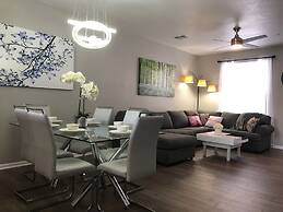 Tideview 44 · Walk TO Convention! Modern. Universal& Disney