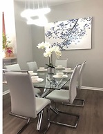 Tideview 44 · Walk TO Convention! Modern. Universal& Disney