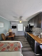 Island Guesthouse and Motel