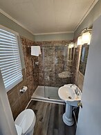 Island Guesthouse and Motel