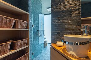 Hideaway on Escarpment by H2 Life