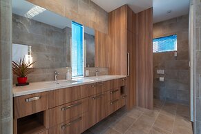 Off Piste Chalet by H2 Life