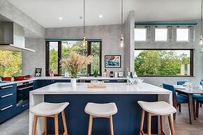 Off Piste Chalet by H2 Life