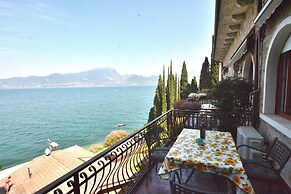 Leonardo Walsh Apartment With Lake View
