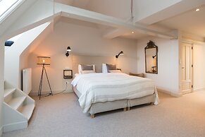 17th Century Canal Apartment with Roof Terrace