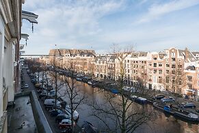 17th Century Canal Apartment with Roof Terrace