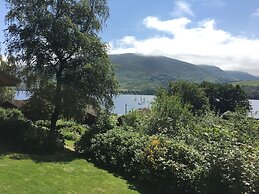 Cosy Modern Nordic Lodge w/ Loch View & Log Burner