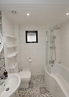 Cosy Modern Nordic Lodge w/ Loch View & Log Burner