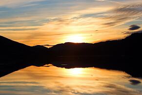 Cosy Modern Nordic Lodge w/ Loch View & Log Burner