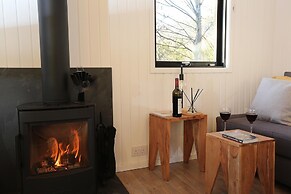 Cosy Modern Nordic Lodge w/ Loch View & Log Burner