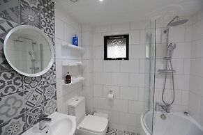 Cosy Modern Nordic Lodge w/ Loch View & Log Burner