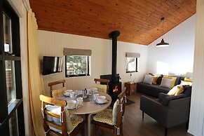 Cosy Modern Nordic Lodge w/ Loch View & Log Burner