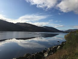 Cosy Modern Nordic Lodge w/ Loch View & Log Burner