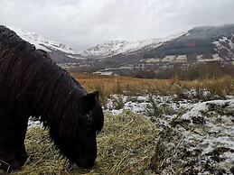 Cosy Modern Nordic Lodge w/ Loch View & Log Burner