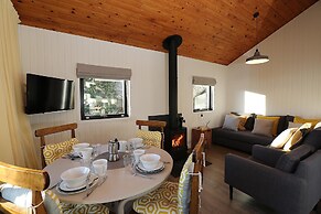 Cosy Modern Nordic Lodge w/ Loch View & Log Burner